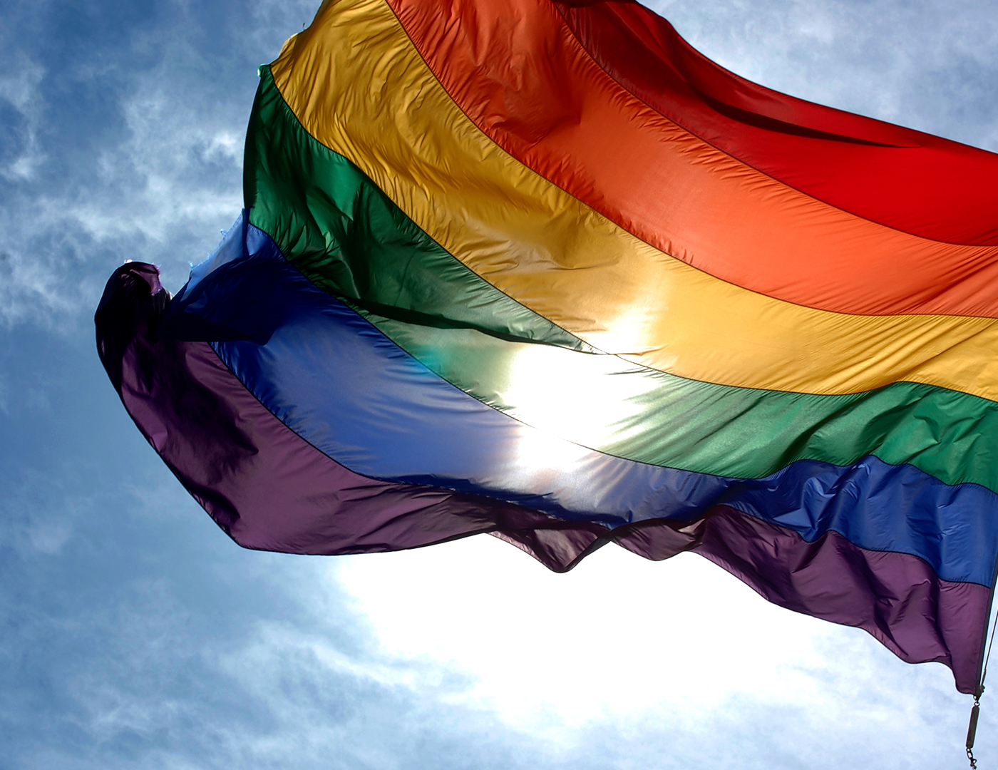Drapeau de la fierté qui flotte au vent