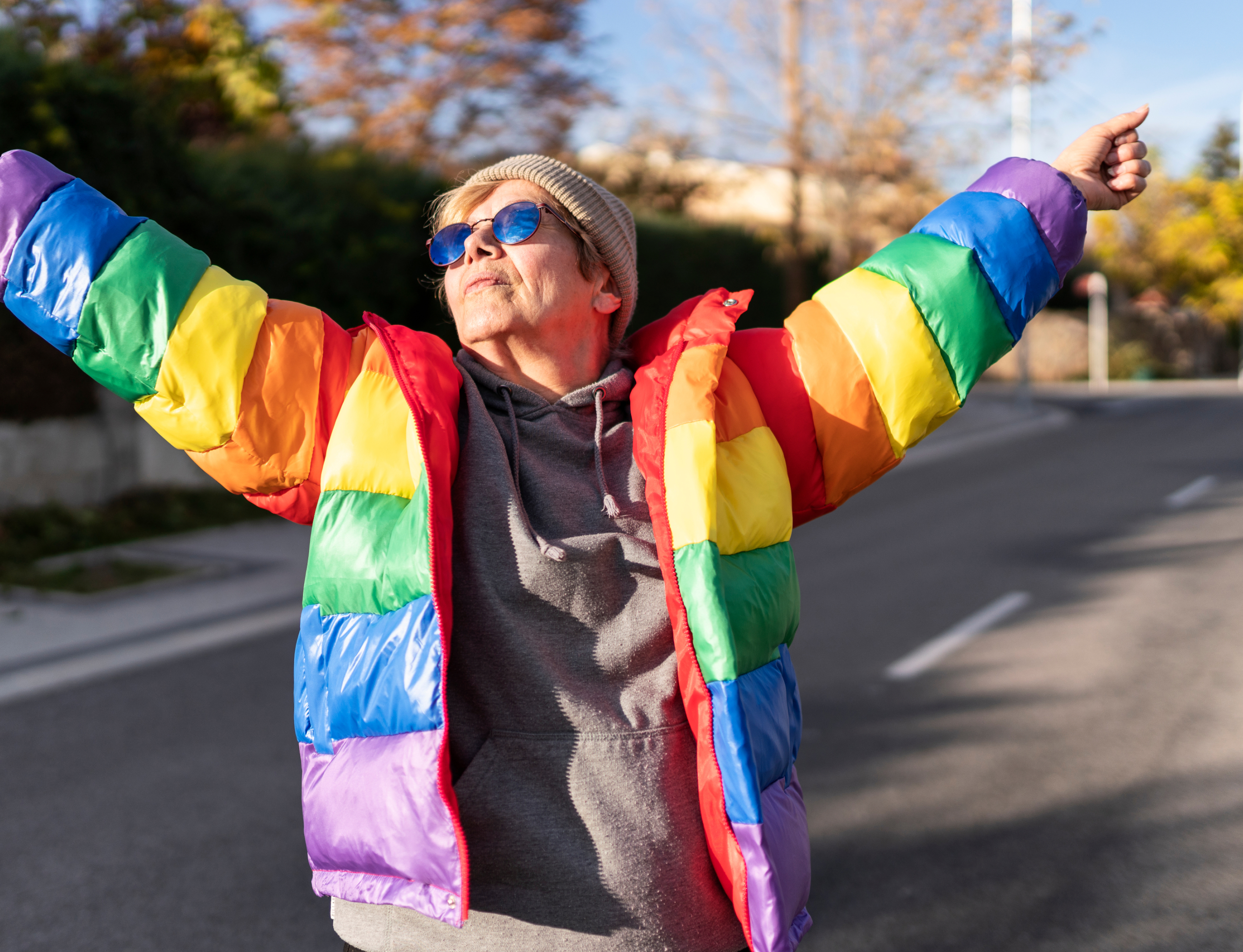 Une personne portant une veste de la fierté